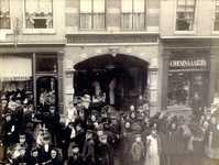 98157 Afbeelding van een groep bedelaars tijdens hun vrijdagse omgang door de stad, voor de Slagerij G. Molsbergen ...